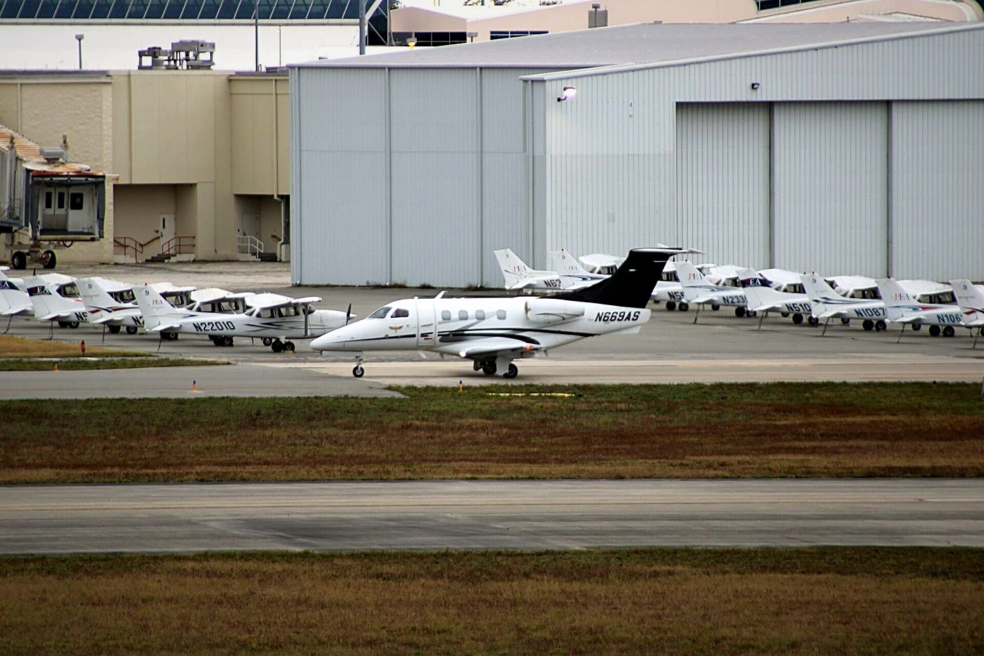 Embraer Phenom 100